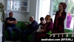 Türkmenistanda edaralaryň birinde nobatynyň ýetmegine garaşýan raýatlar (Illýustrasiýa suraty)