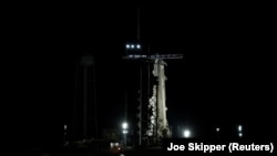 Ракета Falcon 9 на стартовому майданчику після затримки запуску місії Crew-6, 27 лютого 2023 року 