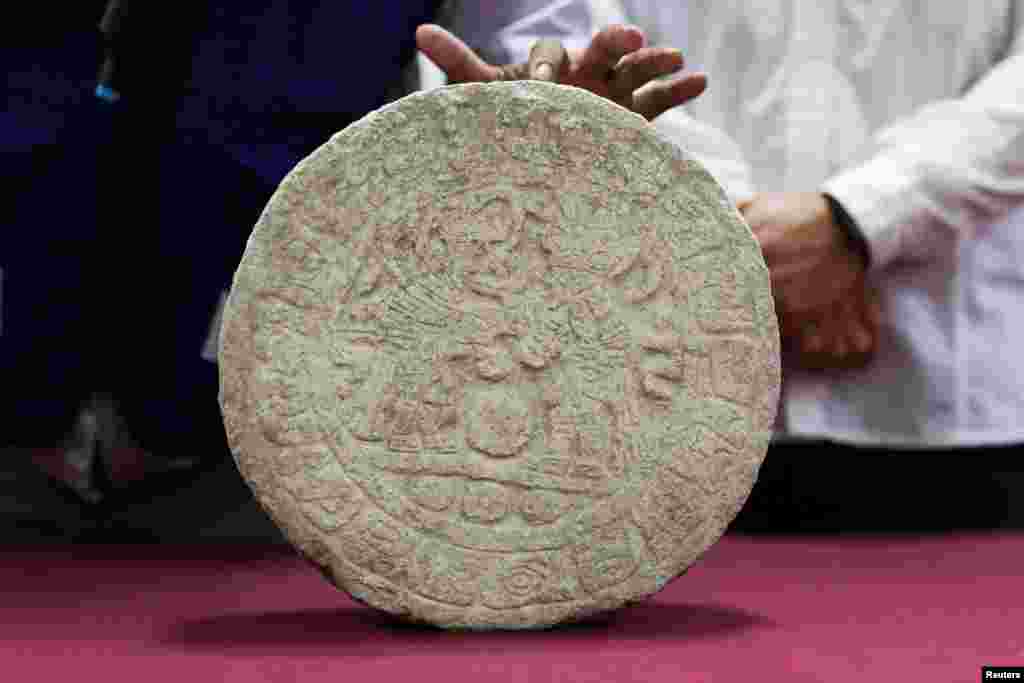 Arheolog pokazuje&nbsp;drevnu kamenu ploču na kojoj su Maje vjerovatno bilježili rezultate takmičenja u igri s loptom. Ploča je pronađena na lokalitetu Maya Chichen Itza,&nbsp;Meksiko, 11. april.