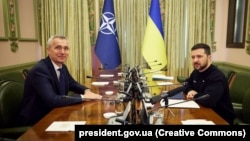  ولودیمیر زلینسکی رئیس جمهور اوکراین با ینس ستولتنبرگ، سرمنشی پیمان ناتو