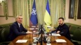 Președintele Ucrainei, Volodimir Zelenski, și secretarul general al NATO, Jens Stoltenberg (stânga). Kiev, 20 aprilie 2023