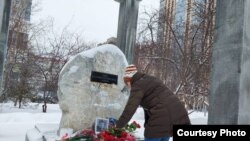 Novosibirsk - Depunerea de flori la monumentul victimelor represiunii politice la comemorarea morții lui Boris Nemțov