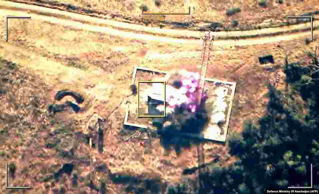 На снимке, опубликованном Министерством обороны Азербайджана 19 сентября, виден взрыв в горной местности. Как утверждает Баку, это был удар азербайджанской армии по позициям армян в районе Нагорного Карабаха