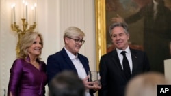 Ajna Jusić (u sredini) nakon što joj je američki državni sekretar Antony Blinken uručio nagradu, uz prisustvo američke prve dame Jill Biden, na svečanosti u Bijeloj kući, Washington, 4. marta 2024.