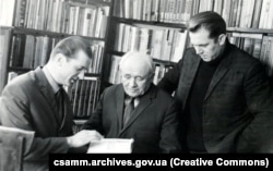 На світлині зліва-направо: Дмитро Степовик, Борис Тен та Олексій Опанасюк. 1968 рік