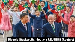 Apropierea Chinei și Braziliei poate semnala îndepărtarea Braziliei de poziția vestică. Xi Jinping și Luiz Ignacio Lula da Silva la Beijing, 14 aprilie 2023.