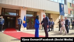 Președinta din Kosovo, Vjosa Osmani, îl primește la Priștina pe fostul premier britanic, Tony Blair, la 10 iunie 2024. Alături de președintele SUA, Bill Clinton, el a jucat un rol cheie în luarea deciziei de bombardare a Serbiei. 