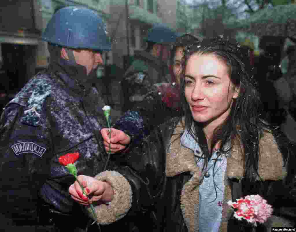 Protesti su završeni nakon dolaska specijalnog izaslanika OEBS-a Felipea Gonzalesa, februara 1997. godine, kada je Miloševićeva vlada pristala da donošenjem leks specijalisa prizna pobedu opozicije u Beogradu i drugim gradovima. Na fotografiji: Studenti nude cveće policajcima tokom protesta u decembru 1996.