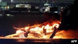 Avioni i Japan Airlines i përfshirë nga zjarri. 