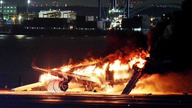 Авион на „Џапан Ерлајнс“ се запалил на аеродром во Токио