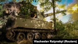 Soldații ucraineni trag cu un obuzier autopropulsat M109 către trupele ruse din regiunea Donețk.