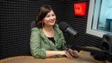 Poeta Lena Chilari, în studioul Europei Libere, în timpul înregistrării podcastului „Laboratorul Social”.