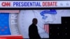 Presidenti amerikan, Joe Biden, duke u larguar nga skena e debatit presidencial gjatë një pauze. 27 qershor 2024.
