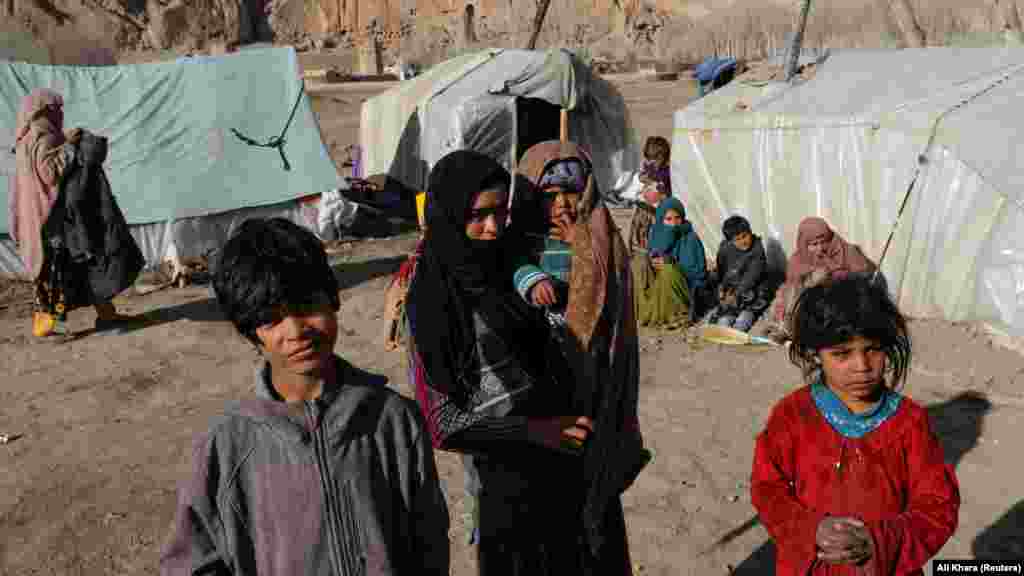 La problemele de la Bamiyan se adaugă un aflux de afgani strămutați din provincia Kunduz, ale căror case au fost distruse de inundații și care locuiesc acum într-o zonă deschisă în fața ruinelor.