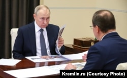 Владимир Путин на встрече с Дмитрием Азаровым. Архивное фото