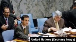  Стефан Тафров (пред микрофона вляво), по време на съвещание на Съвета за сигурност през 2003 година 