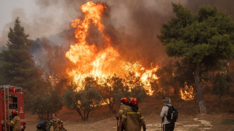 Во близина на Атина беснее шумски пожар, наредба за нова евакуација