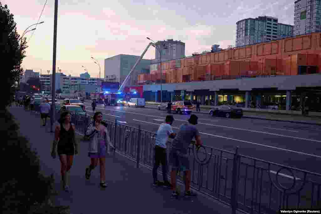 Vatrogasne i ekipe hitne pomoći na mjestu tržnog centra koji je bio meta ruskih napada.