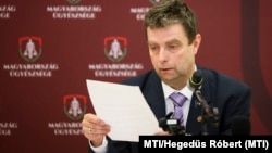 Fürcht Pál főügyész, a Központi Nyomozó Főügyészség (KNYF) vezetője sajtótájékoztatót tart az úgynevezett a Völner-Schadl ügy nyomozásáról Budapesten, a KNYF épületében 2024. március 28-án