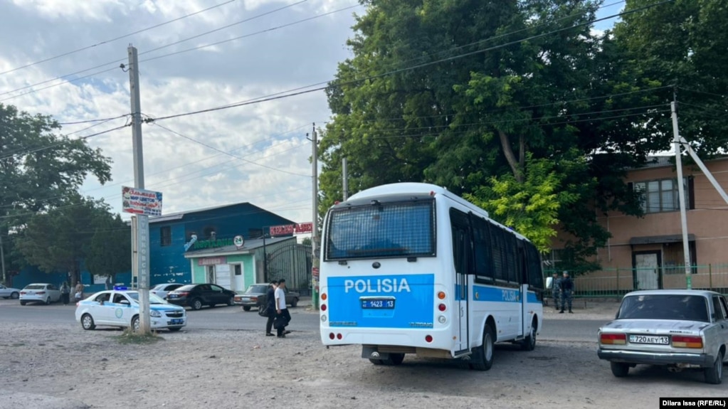 Полицейский автобус и служебный автомобиль в селе Жибек Жолы. 19 июля 2024 года