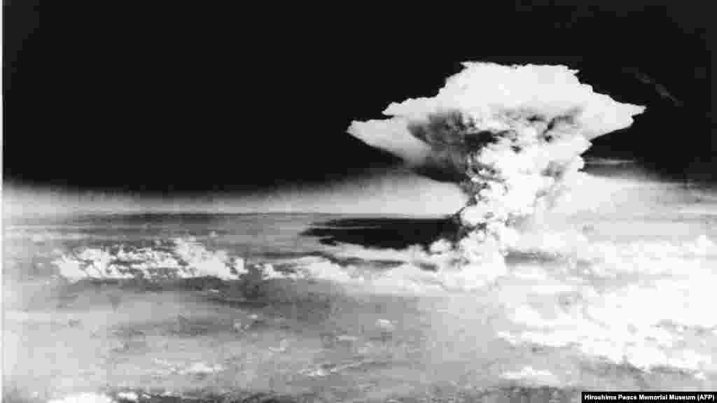 Тази снимка, направена на 6 август 1945 г. от американската армия и публикувана от Музея на мира в Хирошима, показва гъбообразен облак от атомната бомба, хвърлена от бомбардировача B-29 "Енола Гей" над Хирошима.