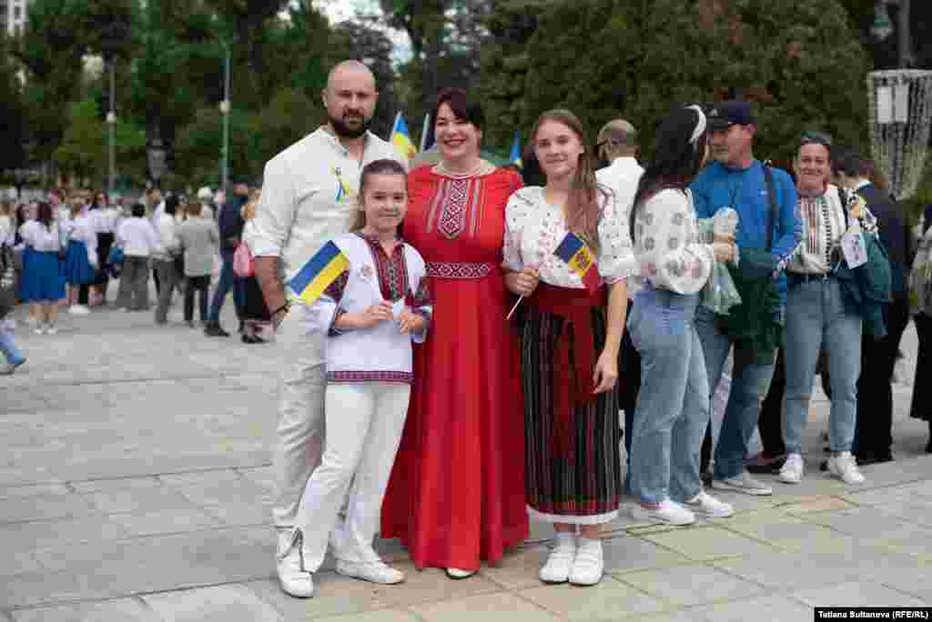 O familie îmbracă în straie tradiționale ucrainene.&nbsp;