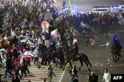 Protestatarii față în față cu poliția la Tel Aviv, în noaptea de 26 martie. Doar în Tel Aviv au ieșit în stradă 200.000 de oameni.