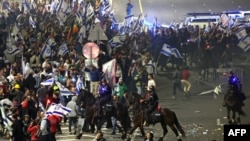 Демонстрантите се судрија со полицијата за време на протестот против судските реформи на израелската влада во Тел Авив, Израел на 27 март 2023 година.