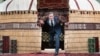 Britaniýanyň daşary işler ministri Dewid Kameron 24-nji aprelde, Aşgabatdaky haly muzeýinde boldy.