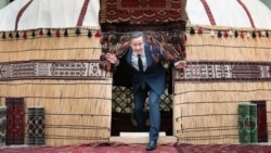 Britaniýanyň daşary işler ministri Dewid Kameron 24-nji aprelde, Aşgabatdaky haly muzeýinde boldy.