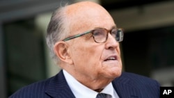 Rudy Giuliani razgovara s novinarima dok napušta zgradu federalnog suda, 19. maja 2023. u Washingtonu