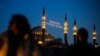 Poruka na turskom "Ramazan je mjesec Kur'ana" okačena između munara istanbulske džamije Sulejmanije pred prvi dan mjeseca posta – ramazana, 10. marta 2024.