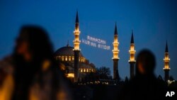 Poruka na turskom "Ramazan je mjesec Kur'ana" okačena između munara istanbulske džamije Sulejmanije pred prvi dan mjeseca posta – ramazana, 10. marta 2024.