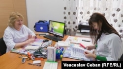Elena Mihailov (dreapta) este medic de familie în satul Scoreni, raionul Strășeni, de aproape 3 ani, acolo unde a fost repartizată după absolvire de ministerul Sănătății