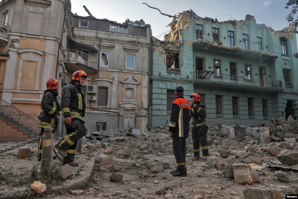 Gli edifici sono stati colpiti, compresi edifici residenziali nel centro storico di Odessa, protetto dall'UNESCO