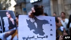 მაჰსა ამინისა და ირანელი ქალებისადმი სოლიდარობის აქცია სტამბოლში. 21 სექტემბერი, 2022.