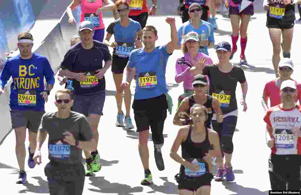 Preživjeli Patrick Downes sa rukom u zraku dok se približava cilju tokom 120 maratona u Bostonu, 18. april 2016.&nbsp;