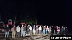 Десятки работников компании «Алтыналмас» в посёлке Бестобе протестуют ночью на улице. 9 июня 2023 года