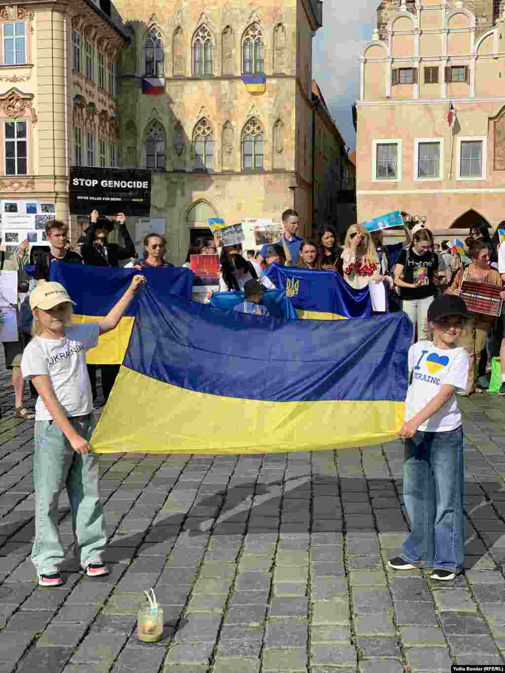 До акції долучилося близько 200 біженців з України та проукраїнських чехів