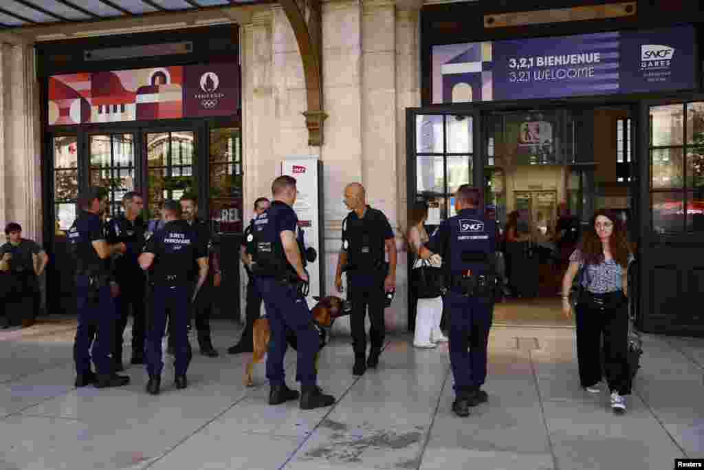 Policija ispred stanice Gare de Bordeaux Saint-Jean u&nbsp;Bordeauxu, 26. jula 2024. Iako još niko nije preuzeo odgovornost za ciljanje mreže brzih vozova sigurno će biti zabrinutosti da se radi o naizgled koordinisanim činovima vandalizma, ocjenjuje AFP.