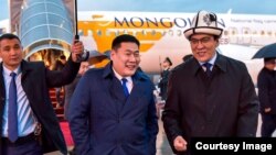 Монголиянын премьер-министри Лувсаннамсрайн Оюун-Эрдэнэ жана Министрлер кабинетинин төрагасынын орун басары Эдил Байсалов. 24-октябрь, Бишкек.