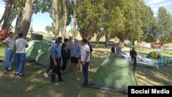 Палаточный лагерь россиян в городе Чолпон-Ата.