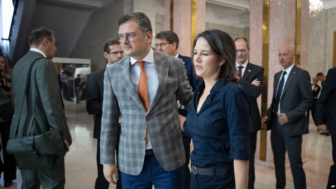 Ministrul ucrainean de Externe, Dmitro Kuleba, și omologul său german, Annalena Baerbock, înaintea conferinței de presă comune susținută de cei doi luni, la Kiev. 