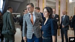 Ministrul ucrainean de Externe, Dmitro Kuleba, și omologul său german, Annalena Baerbock, înaintea conferinței de presă comune susținută de cei doi luni, la Kiev. 