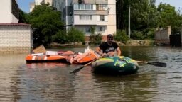 Ukrainian Volunteers Brave Flooded Streets To Support Remaining Kherson Residents GRAB