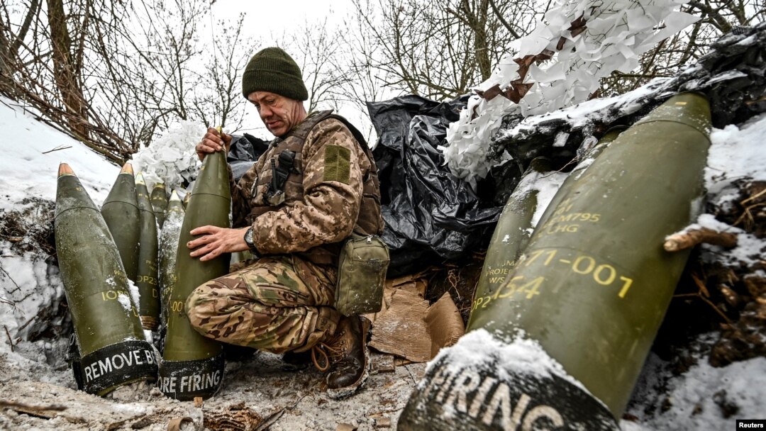 Un militar ucrainean pregătește obuze de artilerie de 155 mm într-o poziție lângă linia frontului - Zaporojie, Ucraina, 14 ianuarie 2024. 