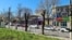 Сухие деревца в сквере у Куйбышевского рынка в Симферополе. Крым, апрель 2024 года