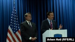 Senatorët amerikanë, Gary Peters dhe Chris Murphy gjatë konferencës për media në Qeverinë e Kosovës. 