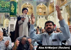 Одна из мечетей Тегерана, собравшиеся молятся в память об Ибрахиме Раиси. Иран, 20 мая 2024 года
