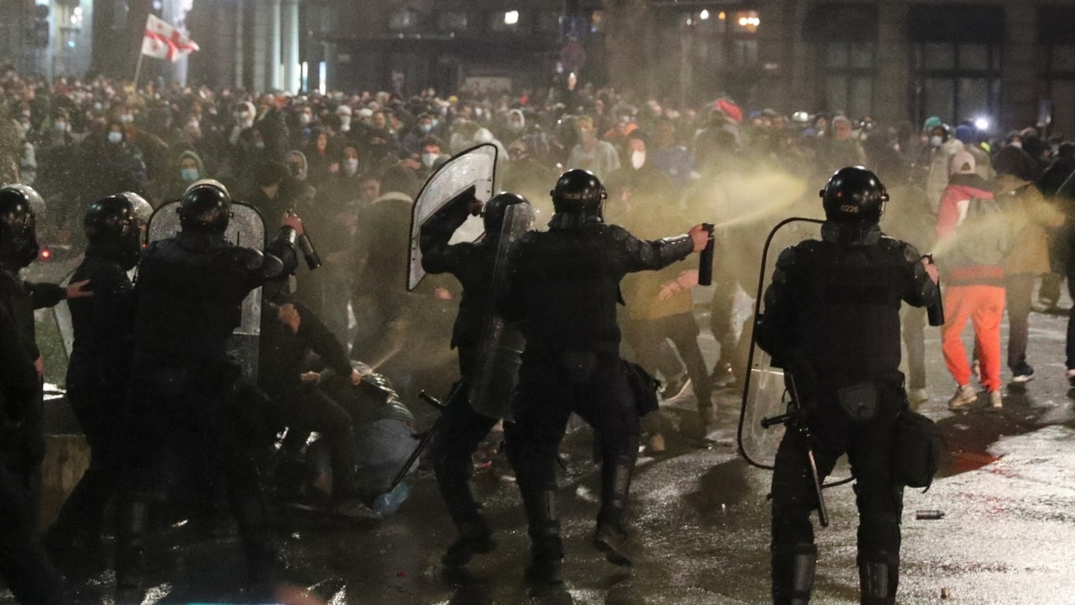 Air France protesters attack executives, rip their clothes off (PHOTOS).